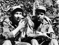 Raul Castro et Che Guevara pipe