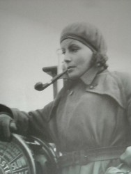 Greta Garbo pipe