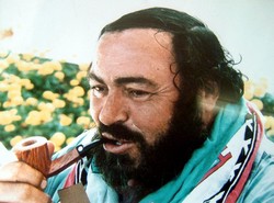 Luciano Pavarotti pipe