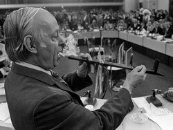 René Lévesque pipe