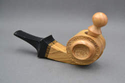 une pipe par Constantinos Zissis